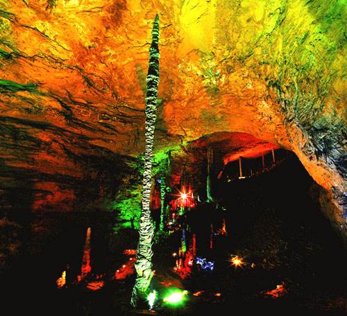 長沙出發(fā)到溶洞奇觀黃龍洞、天門山、玻璃棧道、鳳凰古城九景往返三日游